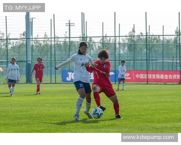 白皙小巧的足球明星女生展现青春活力与运动魅力的精彩瞬间