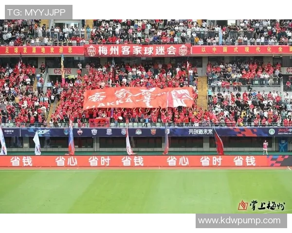 足球明星云集的评论区引发热议球迷互动不断